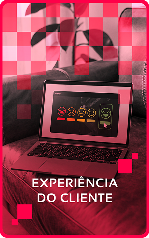 Imagem de um notebook em um sofá. A imagem está com uma coloração magenta e está escrito " Experiência do Cliente ".