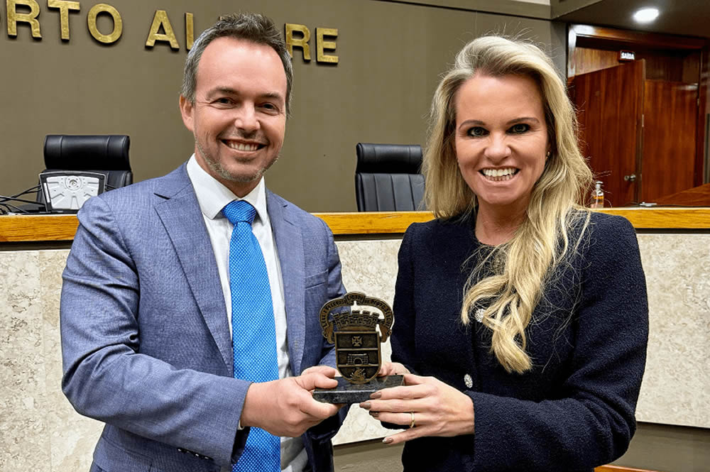 Imagem da dos sócios fundadores Fabio Goldschmidt e Tonia Machado recebendo o Troféu Câmara Municipal de Porto Alegre.