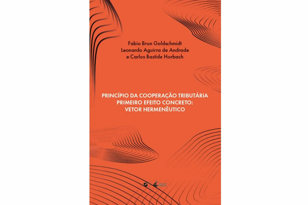 Imagem de um livro laranja do sócio fundador Fabio Goldschmidt com o título 