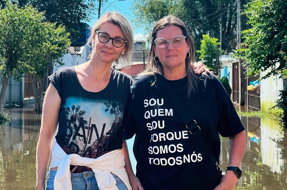 Imagem das advogadas Renata Zanardi e a Andriele Farias, sócias do Andrade Maia Advogados, em um resgate nas enchentes de Maio de 2024 no Rio Grande do Sul.