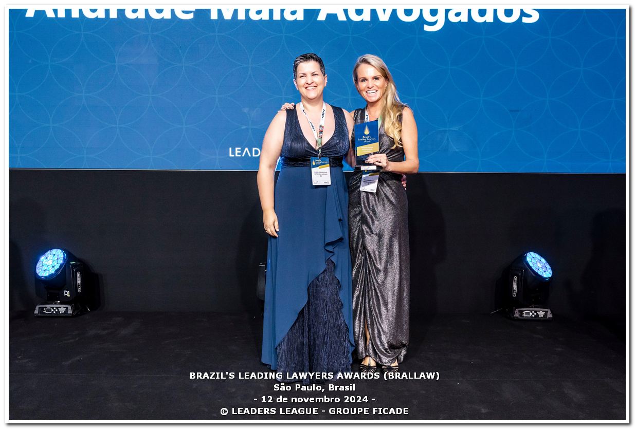 Imagem da sócia fundadora Tonia Machado e da sócia
Clarisse Rozales recebendo o prêmio de melhor Prática em Diversidade do Brazil's Leading Lawyers Awards – BRALLAW